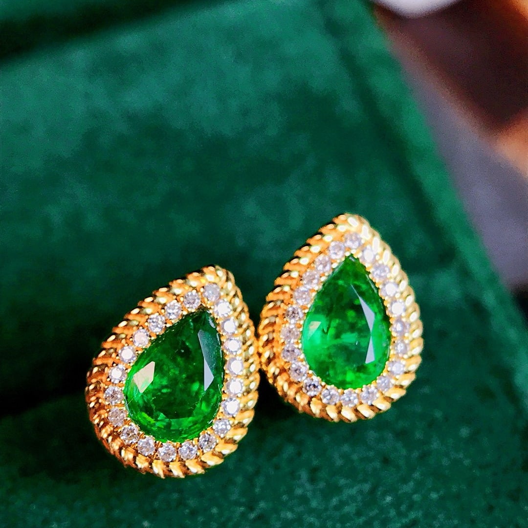 14k Gold 0.96 Ctw Vivid Green Natural Emerald & Diamond Earrings: Ref:230947141 // gold content:14k gold // main gemstone:emerald // shape:pear // carat weight:0. 8ct // color:vivid green // treatment:natural // // adjacent gemstone 2 : diamond // shape:round // car