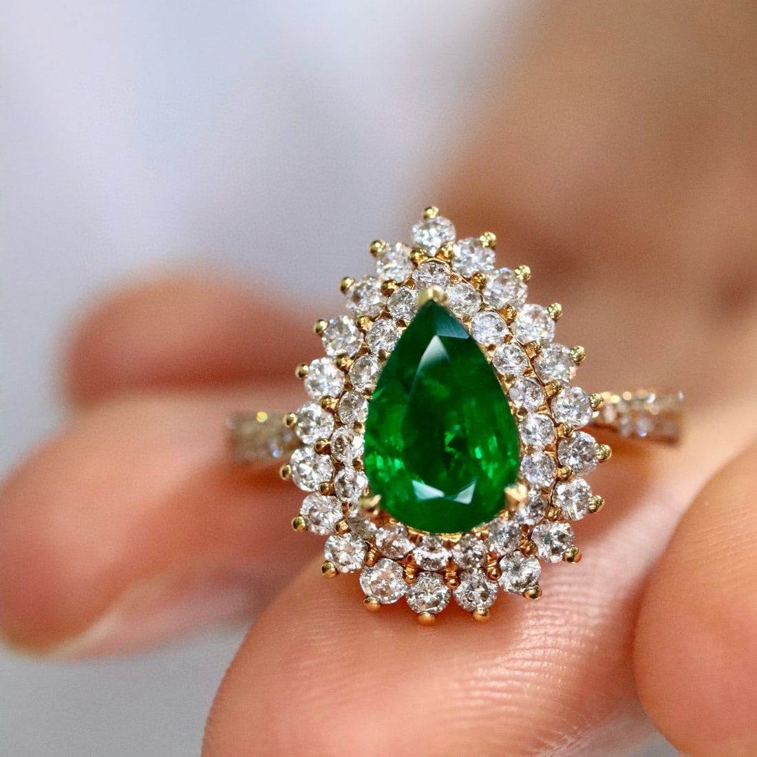 14k Gold 2.37 Ctw Vivid Green Natural Emerald & Diamond Ring: Ref:230947146 // gold content:14k gold // ring size:7. 25us // // main gemstone:emerald // shape:pear // carat weight:1. 01ct // color:vivid green // treatment:natural // // adjacent gemstone 2 : diam