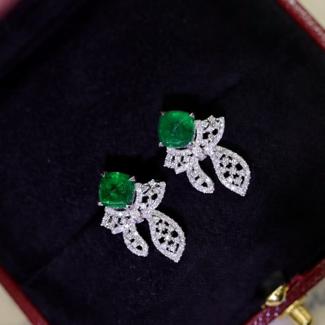 14k Gold 2.66 Ctw Vivid Green Natural Emerald & Diamond Earrings: Ref:230947147 // gold content:14k gold // main gemstone:emerald // shape:suger-loaf // carat weight:2. 3ct // color:vivid green // treatment:natural // // adjacent gemstone 2 : diamond //