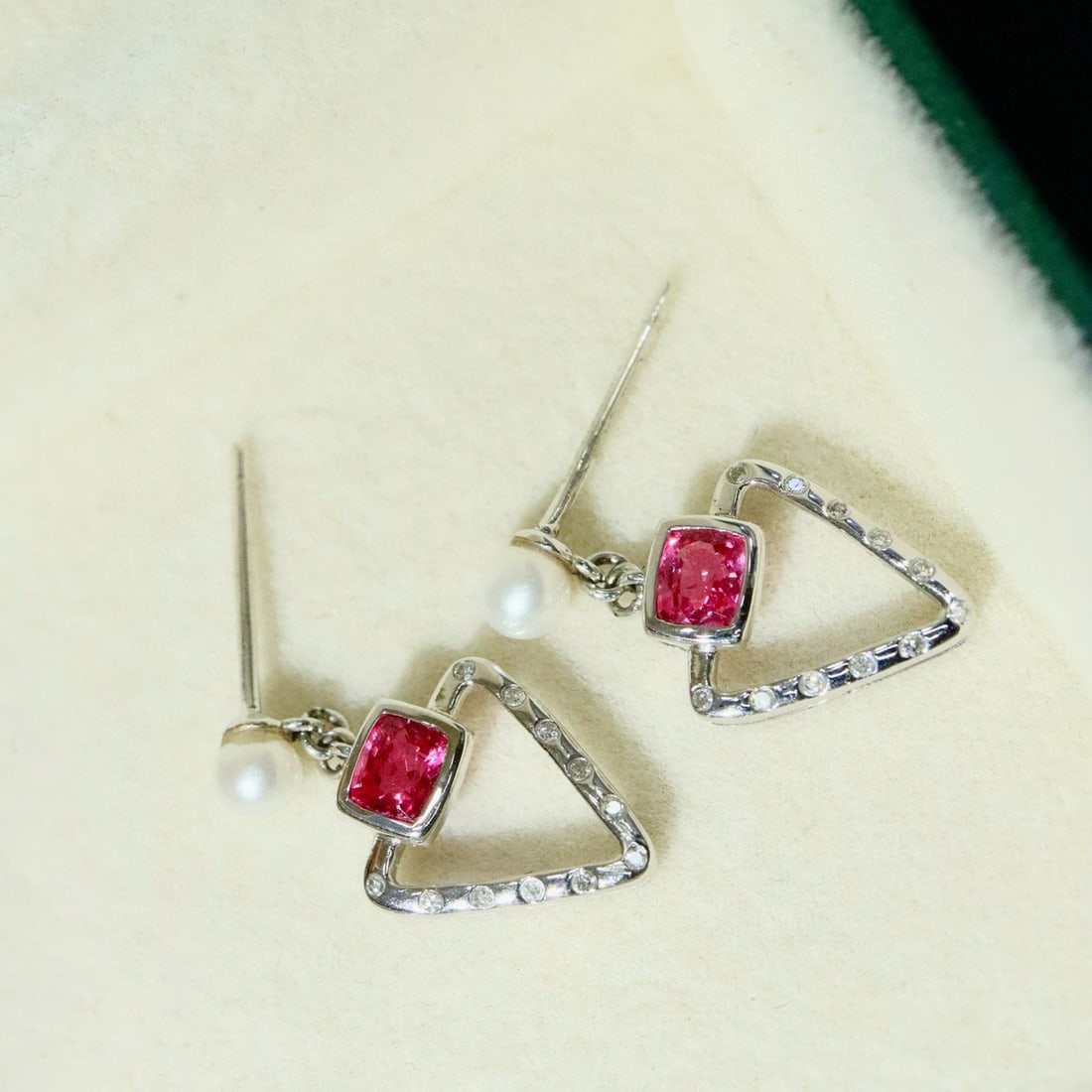 14k Gold 0.73 Ctw Natural Spinel & Diamond Earrings: Ref:230947216 // gold content:14k gold // main gemstone:spinel // shape:cushion // carat weight:0. 64ct // color:pink // treatment:natural // // adjacent gemstone 2 : diamond // shape:round //