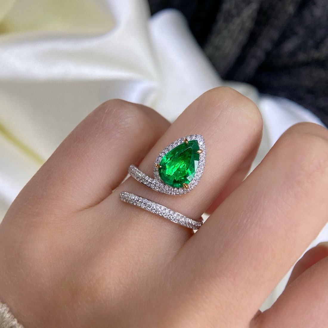 14k Gold 2.42 Ctw Vivid Green Natural Emerald & Diamond Ring - 2