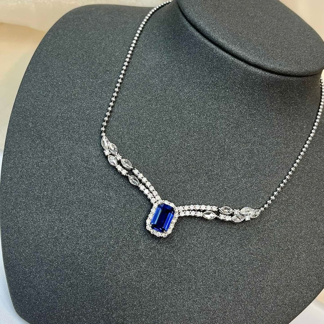 14k Gold 2.36 Ctw Natural Sapphire & Diamond Necklace: Ref:230948014 // gold content:14k gold // main gemstone:sapphire // shape:octagonal // carat weight:1. 70ct // color:blue // treatment:natural // // adjacent gemstone 2 : diamond // shape:multiply