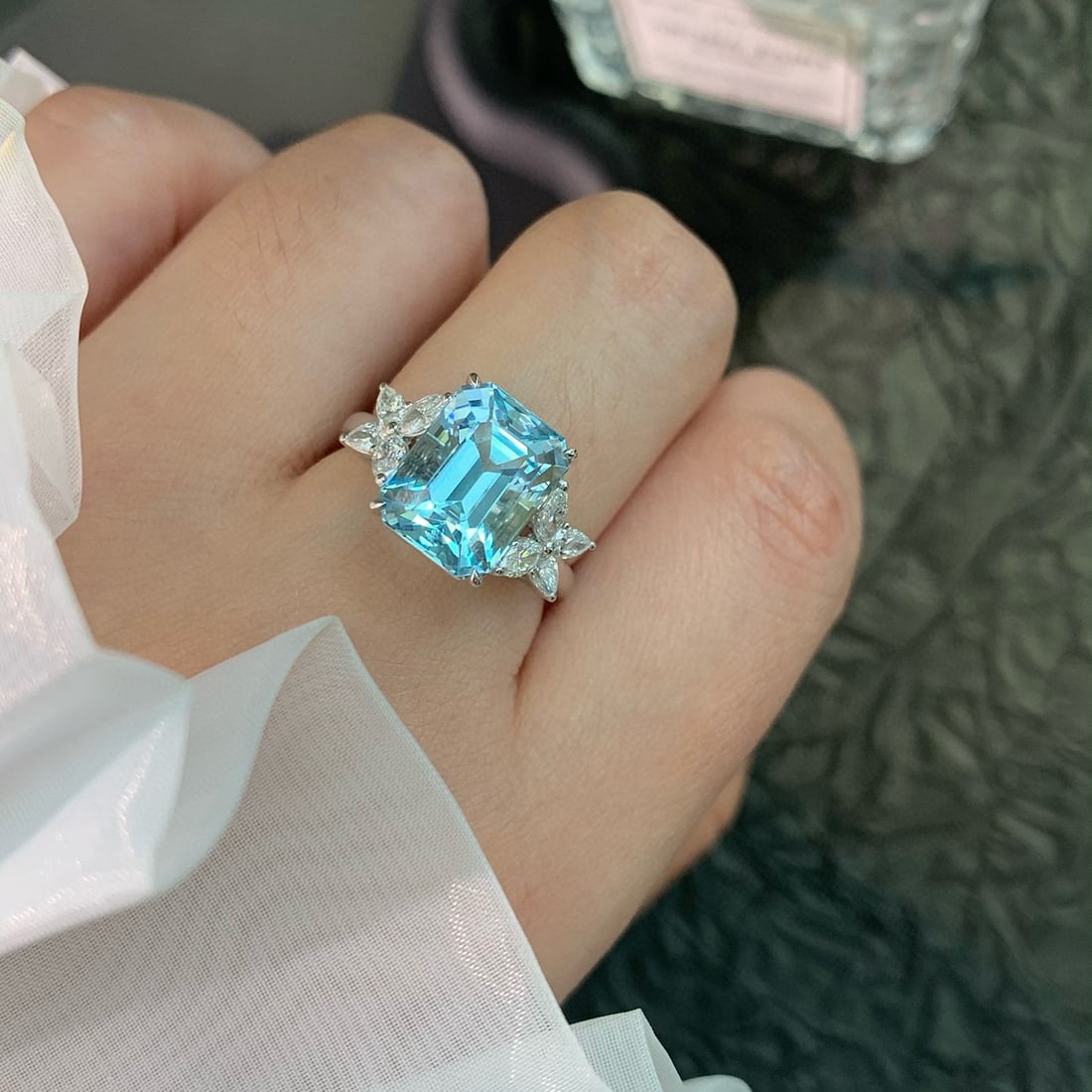 14k Gold 5.9 Ctw Natural Aquamarine & Diamond Ring: Ref:230948017 // gold content:14k gold // ring size:7. 25us // // main gemstone:aquamarine // shape:octagonal // carat weight:5. 3ct // color:santa maria color // treatment:natural // // adjacent
