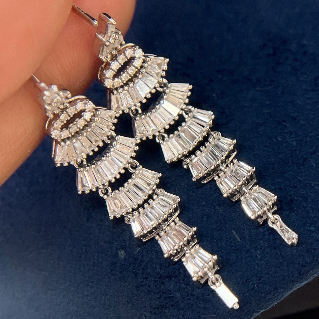 14k Gold 1.05 Ct Natural H Diamond Earrings: Ref:230948018 // gold content:14k gold // main gemstone:diamond // shape:multiply // carat weight:1. 05ct // clarity grade:vs-si // color:h // treatment:natural // Condition: NewLow Estimate: