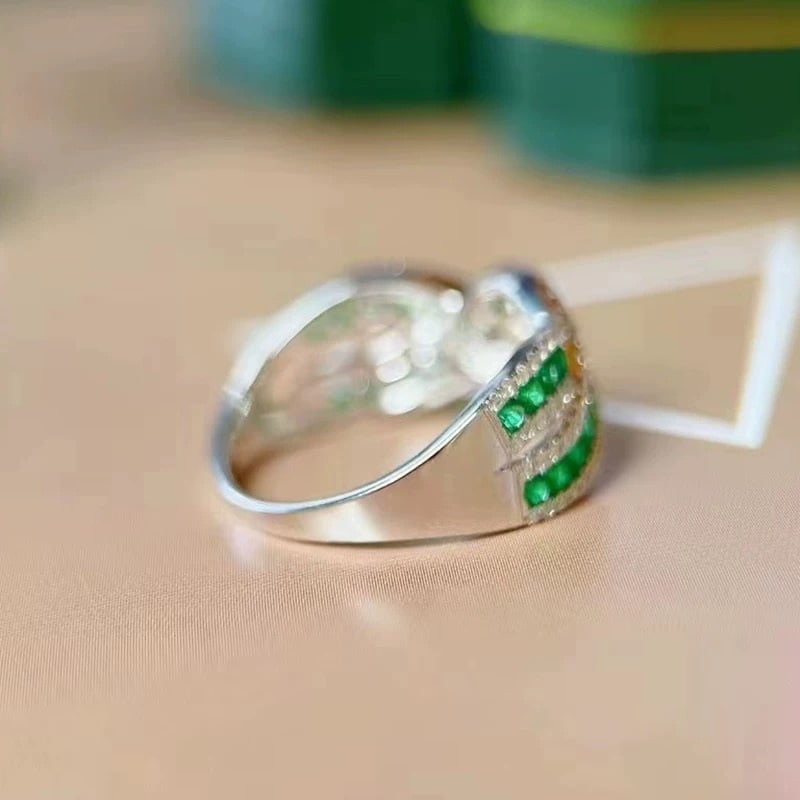 14k Gold 0.93 Ctw Vivid Green Natural Emerald & Diamond Ring: Ref:230948029 // gold content:14k gold // ring size:7. 25us // // main gemstone:emerald // shape:round // carat weight:0. 57ct // color:vivid green // treatment:natural // cut grade:g // // adjacent g