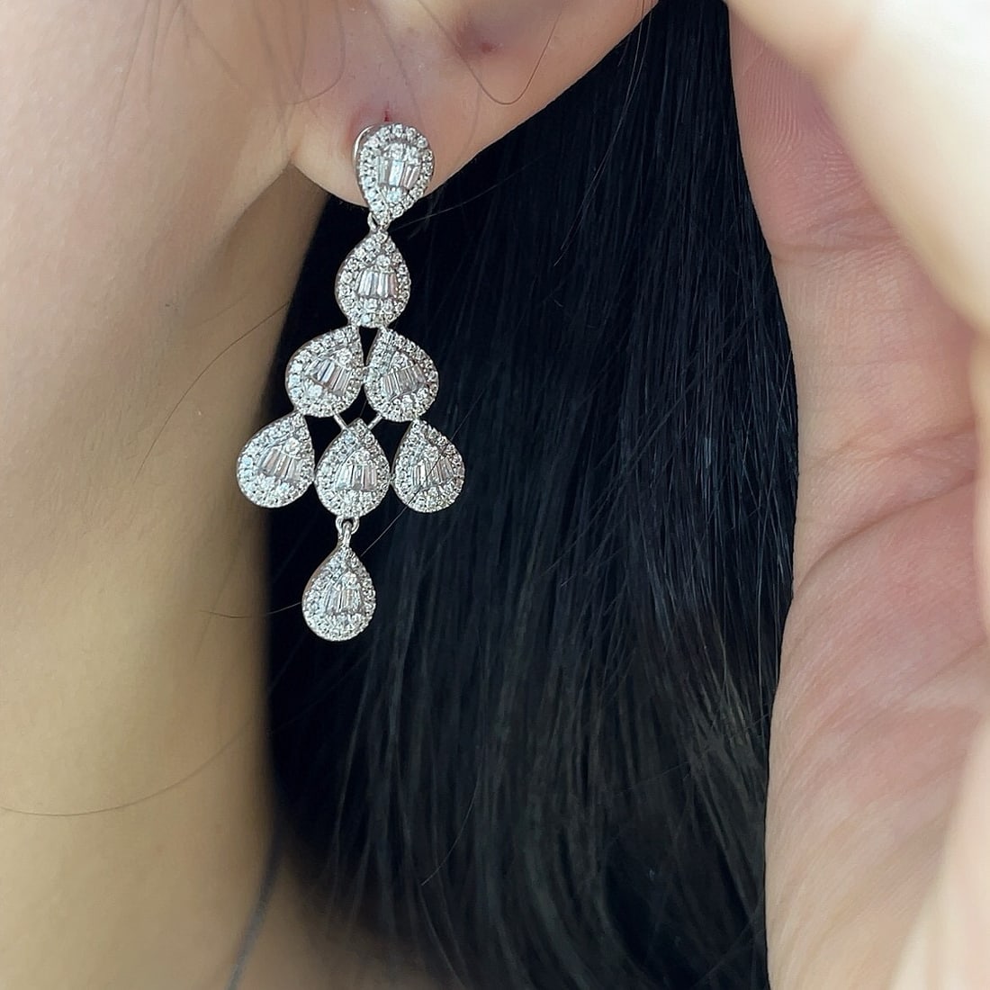 14k Gold 2.15 Ct Natural H Diamond Earrings: Ref:230948065 // gold content:14k gold // main gemstone:diamond // shape:multiply // carat weight:2. 15ct // clarity grade:vs-si // color:h // treatment:natural // Condition: NewLow Estimate: