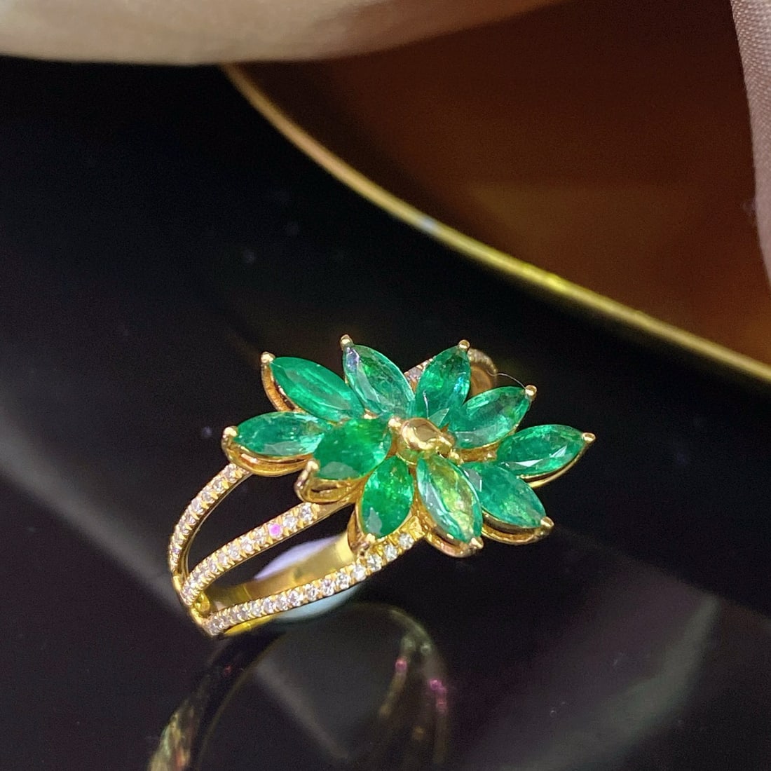 14k Gold 1.20 Ct Natural Emerald & Diamond Ring: Ref:230948071 // gold content:14k gold // ring size:7. 25us // // main gemstone:emerald // shape:marquise // carat weight:1. 20ct // color:green // treatment:natural // // adjacent gemstone 2 :