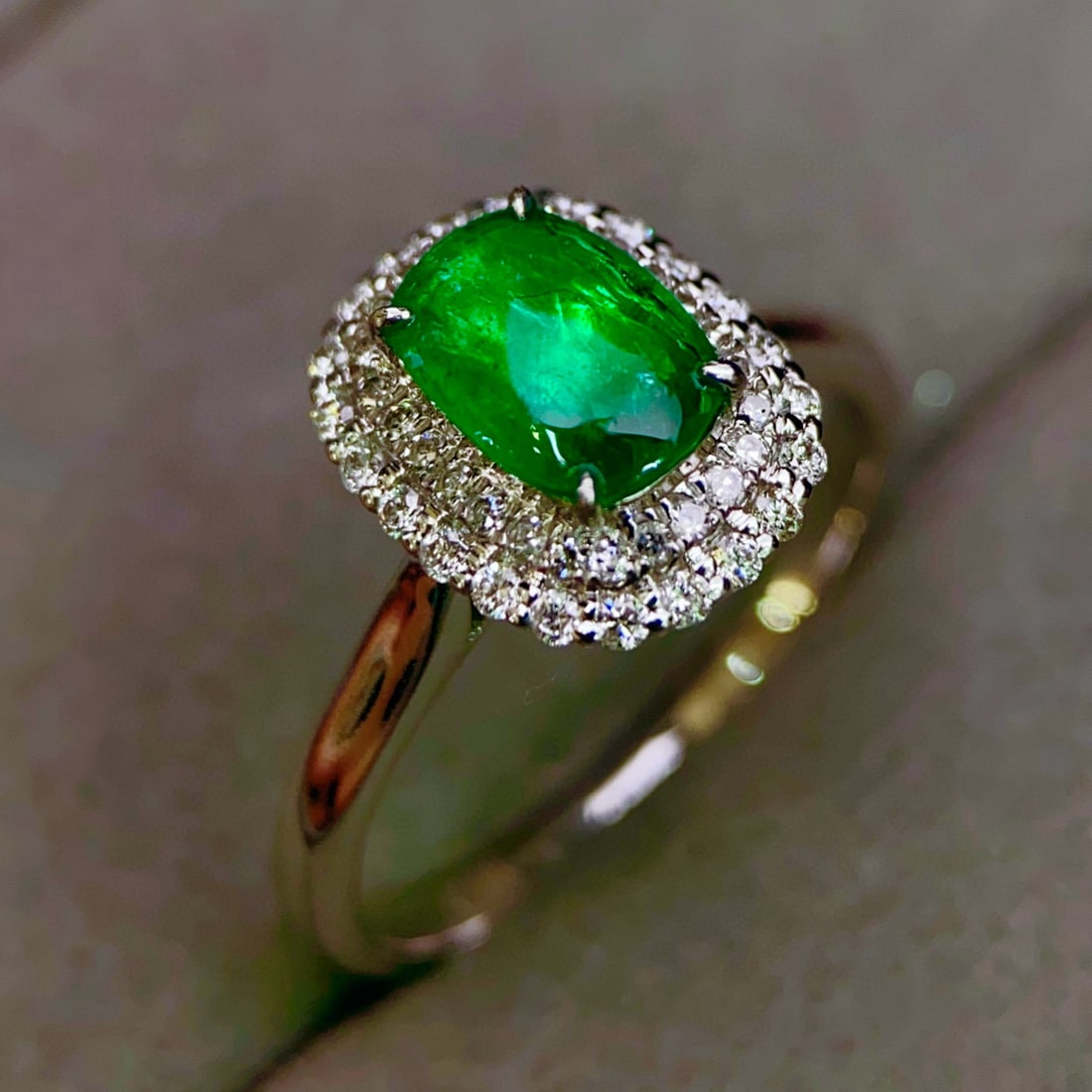 14k Gold 1.45 Ctw Vivid Green Natural Emerald & Diamond Ring: Ref:230948092 // gold content:14k gold // ring size:7. 25us // // main gemstone:emerald // shape:cushion // carat weight:1ct // color:vivid green // treatment:natural // // adjacent gemstone 2 : diamo