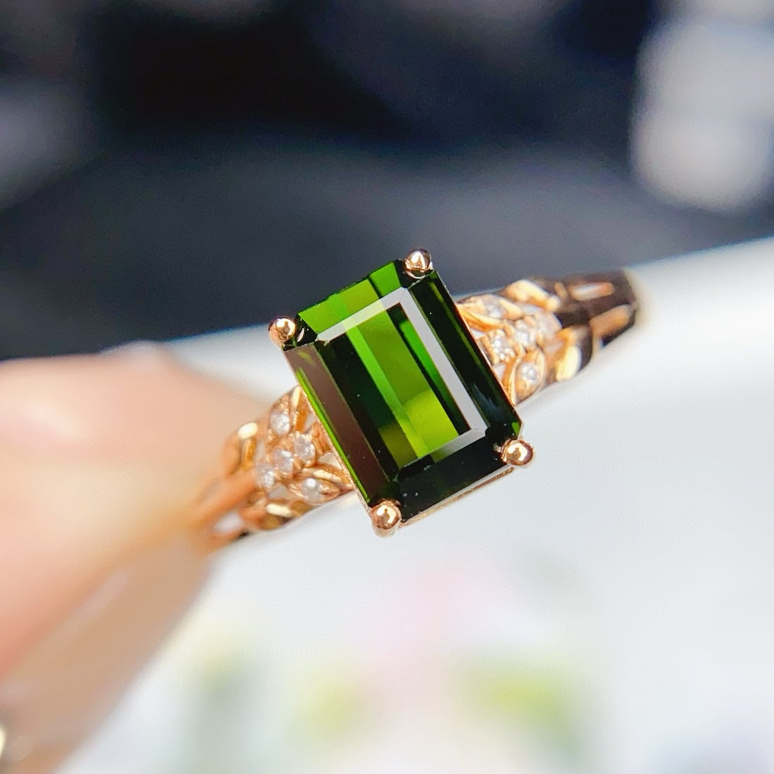 14k Gold 1.6 Ct Natural Tourmaline & Diamond Ring: Ref:230948123 // gold content:14k gold // ring size:7. 25us // // main gemstone:tourmaline // shape:octagonal // carat weight:1. 6ct // color:green // treatment:natural // // adjacent gemstone 2 : dia