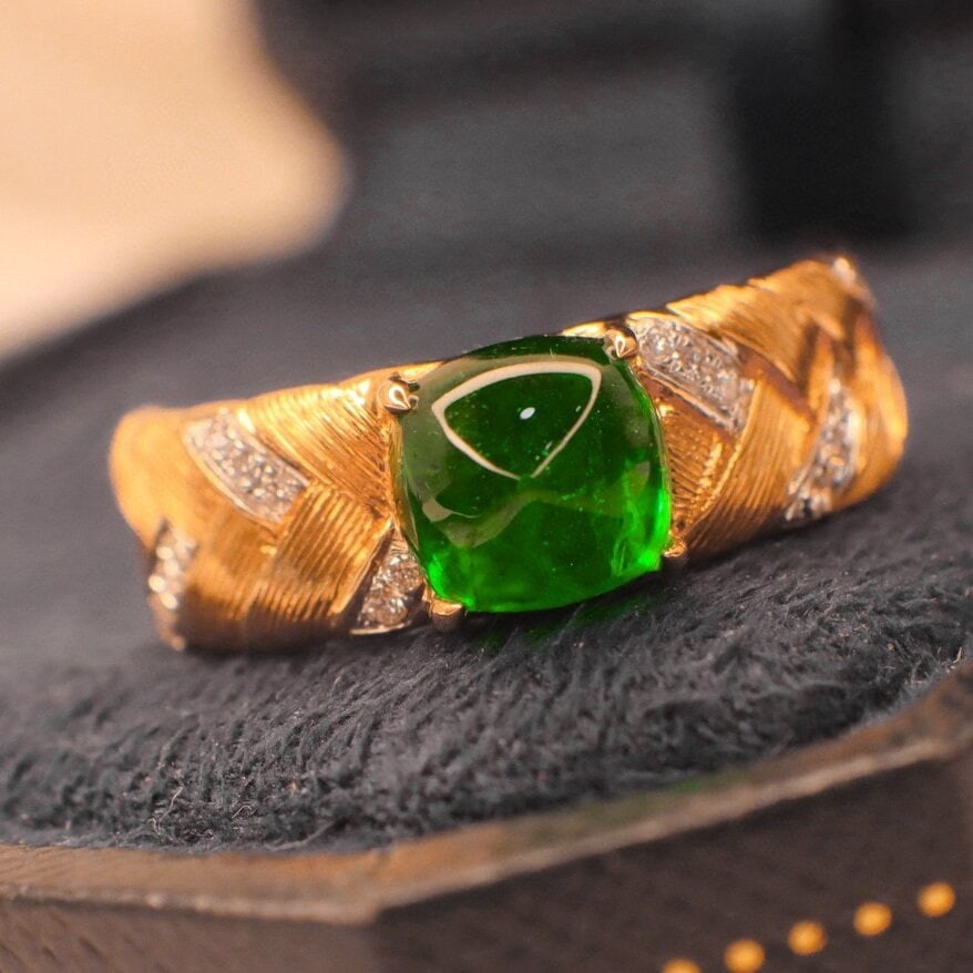 14k Gold 1.75 Ctw Vivid Green Natural Emerald & Diamond Ring: Ref:230948126 // gold content:14k gold // ring size:7. 25us // // main gemstone:emerald // shape:suger-loaf // carat weight:1. 66ct // color:vivid green // treatment:natural // // adjacent gemstone 2