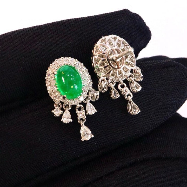 14k Gold 3.11 Ctw Vivid Green Natural Emerald & Diamond Earrings: Ref:230948135 // gold content:14k gold // main gemstone:emerald // shape:oval // carat weight:2. 30ct // color:vivid green // treatment:natural // // adjacent gemstone 2 : diamond // shape:multiply //