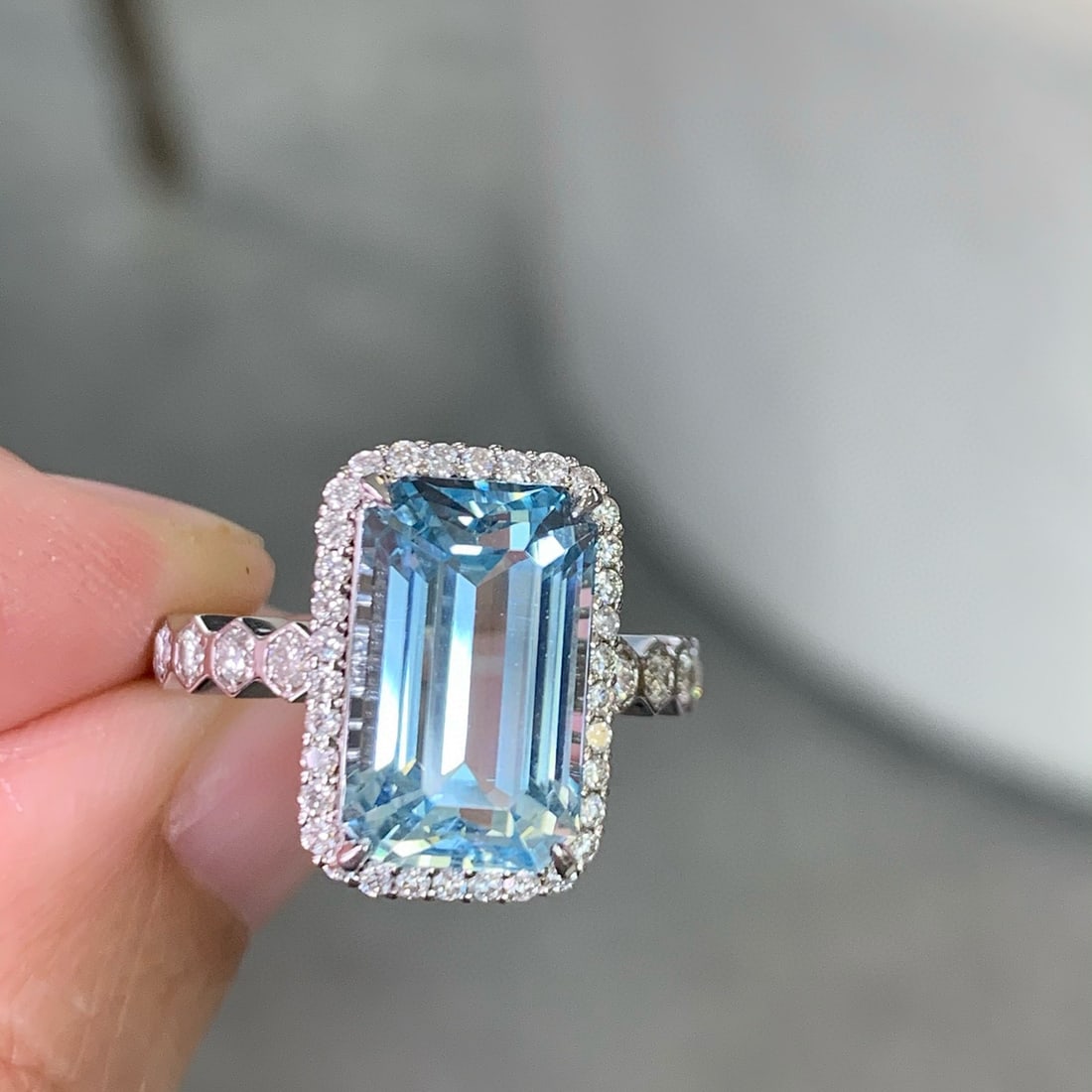 14k Gold 5.74 Ctw Natural Aquamarine & Diamond Ring: Ref:230948144 // gold content:14k gold // ring size:7. 25us // // main gemstone:aquamarine // shape:octagonal // carat weight:5. 25ct // color:blue // treatment:natural // // adjacent gemstone 2 :