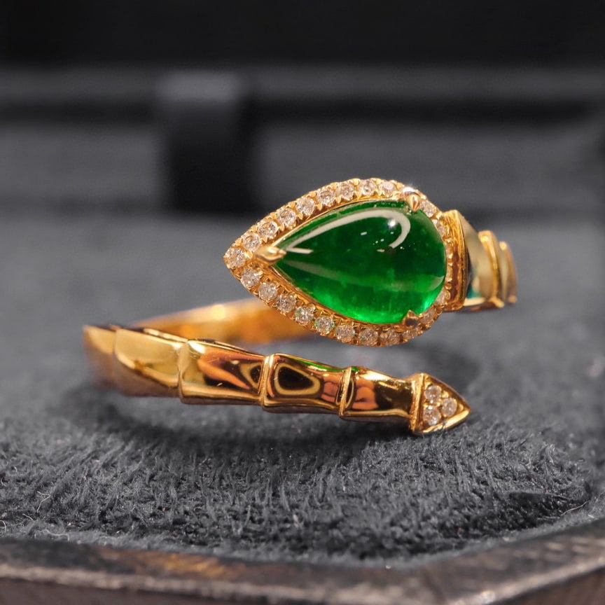 14k Gold 0.88 Ctw Vivid Green Natural Emerald & Diamond Ring: Ref:230948159 // gold content:14k gold // ring size:7. 25us // // main gemstone:emerald // shape:pear // carat weight:0. 8ct // color:vivid green // treatment:natural // // adjacent gemstone 2 : diamo