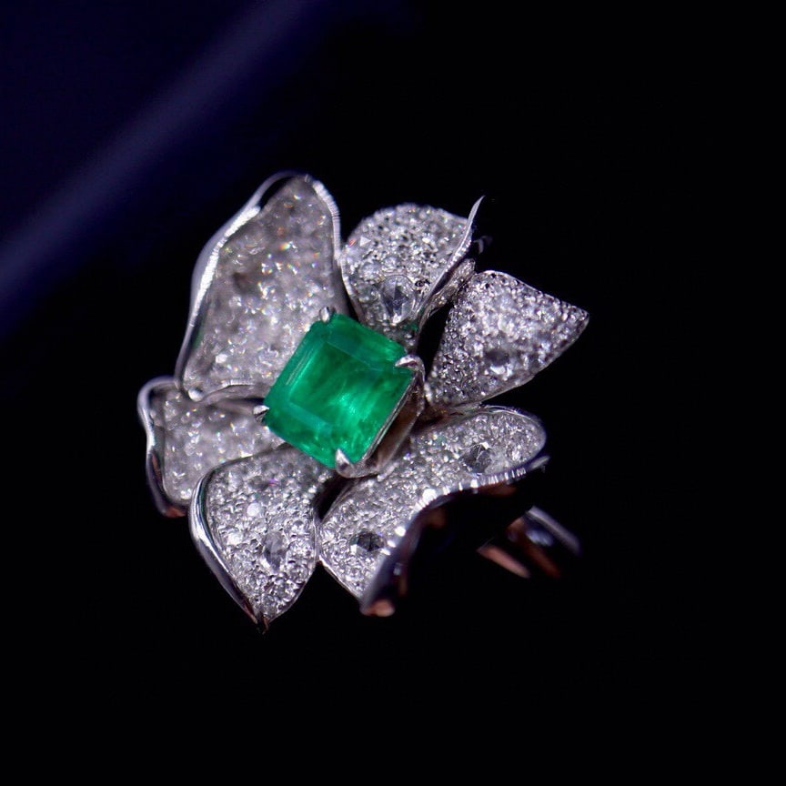 14k Gold 0.87 Ct Vivid Green Natural Emerald & Diamond & Flowers Ring - 2