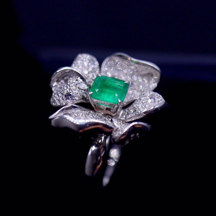14k Gold 0.87 Ct Vivid Green Natural Emerald & Diamond & Flowers Ring - 3