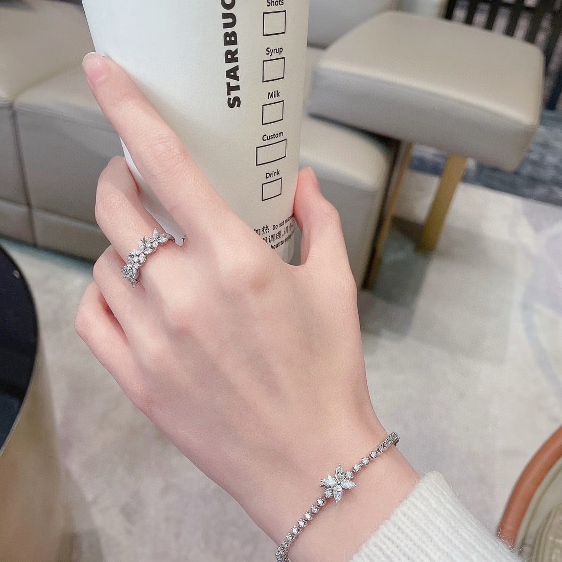 14k Gold 1.48 Ctw Natural H Diamond Bracelet: Ref:230948200 // gold content:14k gold // main gemstone:diamond // shape:marquise // carat weight:0. 53ct // clarity grade:vs-si // color:h // treatment:natural // // adjacent gemstone 2 : diamond //