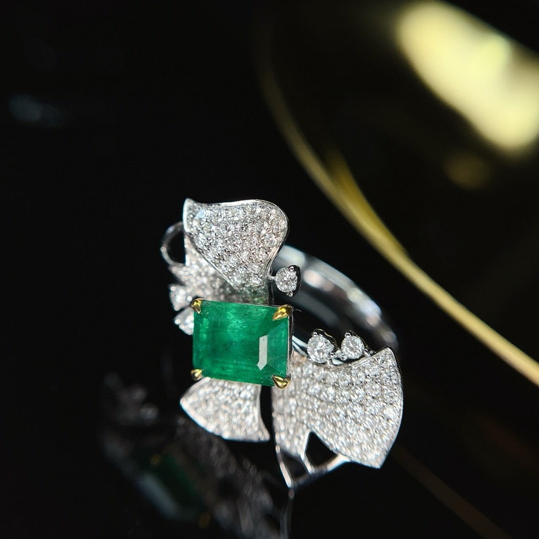 14k Gold 1.70 Ct Vivid Green Natural Emerald & Diamond Ring: Ref:230948204 // gold content:14k gold // ring size:7. 25us // // main gemstone:emerald // shape:octagonal // carat weight:1. 70ct // color:vivid green // treatment:natural // // adjacent gemstone