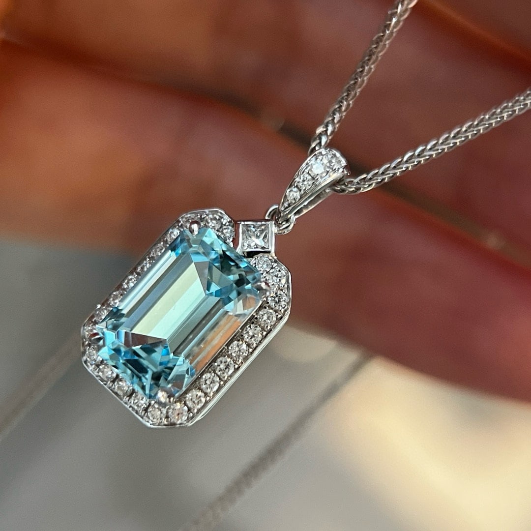 14k Gold 3.19 Ctw Natural Aquamarine & Diamond Pendant( Without Chain ): Ref:230948205 // gold content:14k gold // main gemstone:aquamarine // shape:octagonal // carat weight:2. 95ct // color:santa maria color // treatment:natural // // adjacent gemstone 2 : diamond //