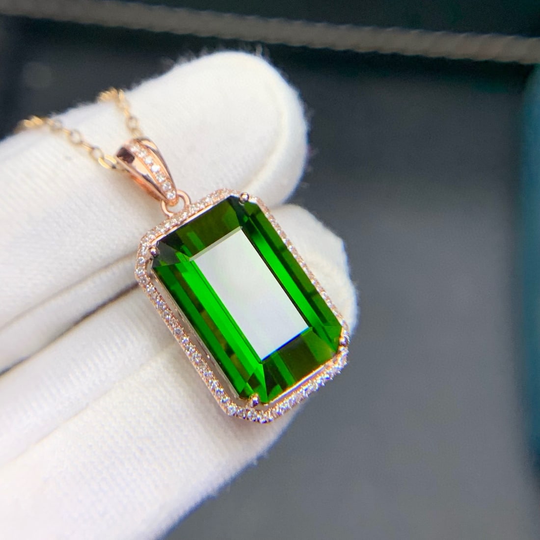 14k Gold 3.6 Ct Natural Tourmaline & Diamond Pendant( Without Chain ): Ref:230948215 // gold content:14k gold // main gemstone:tourmaline // shape:octagonal // carat weight:3. 6ct // color:green // treatment:natural // // adjacent gemstone 2 : diamond // shape:round
