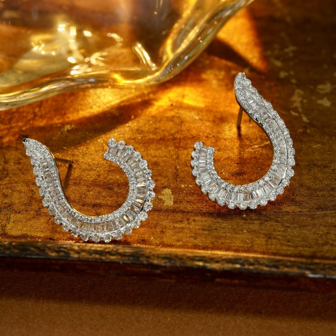 14k Gold 1.46 Ct Natural H Diamond Earrings: Ref:230948231 // gold content:14k gold // main gemstone:diamond // shape:multiply // carat weight:1. 46ct // clarity grade:vs-si // color:h // treatment:natural // Condition: NewLow Estimate: