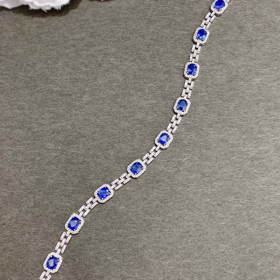 14k Gold 6.33 Ctw Natural Sapphire & Diamond Bracelet: Ref:230948232 // gold content:14k gold // main gemstone:sapphire // shape:oval // carat weight:4. 78ct // color:royal blue // treatment:natural // // adjacent gemstone 2 : diamond // shape:round // ca