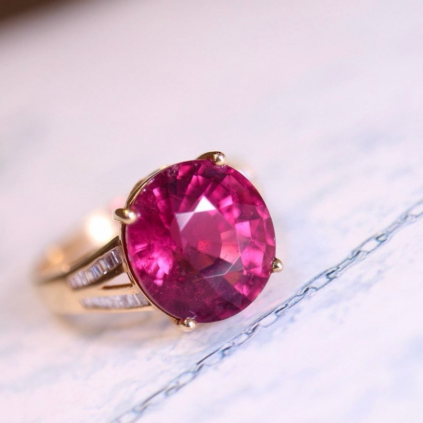 14k Gold 5.82 Ct Natural Tourmaline & Diamond Ring: Ref:230948245 // gold content:14k gold // ring size:7. 25us // // main gemstone:tourmaline // shape:oval // carat weight:5. 82ct // color:red // treatment:natural // // adjacent gemstone 2 : diamond /