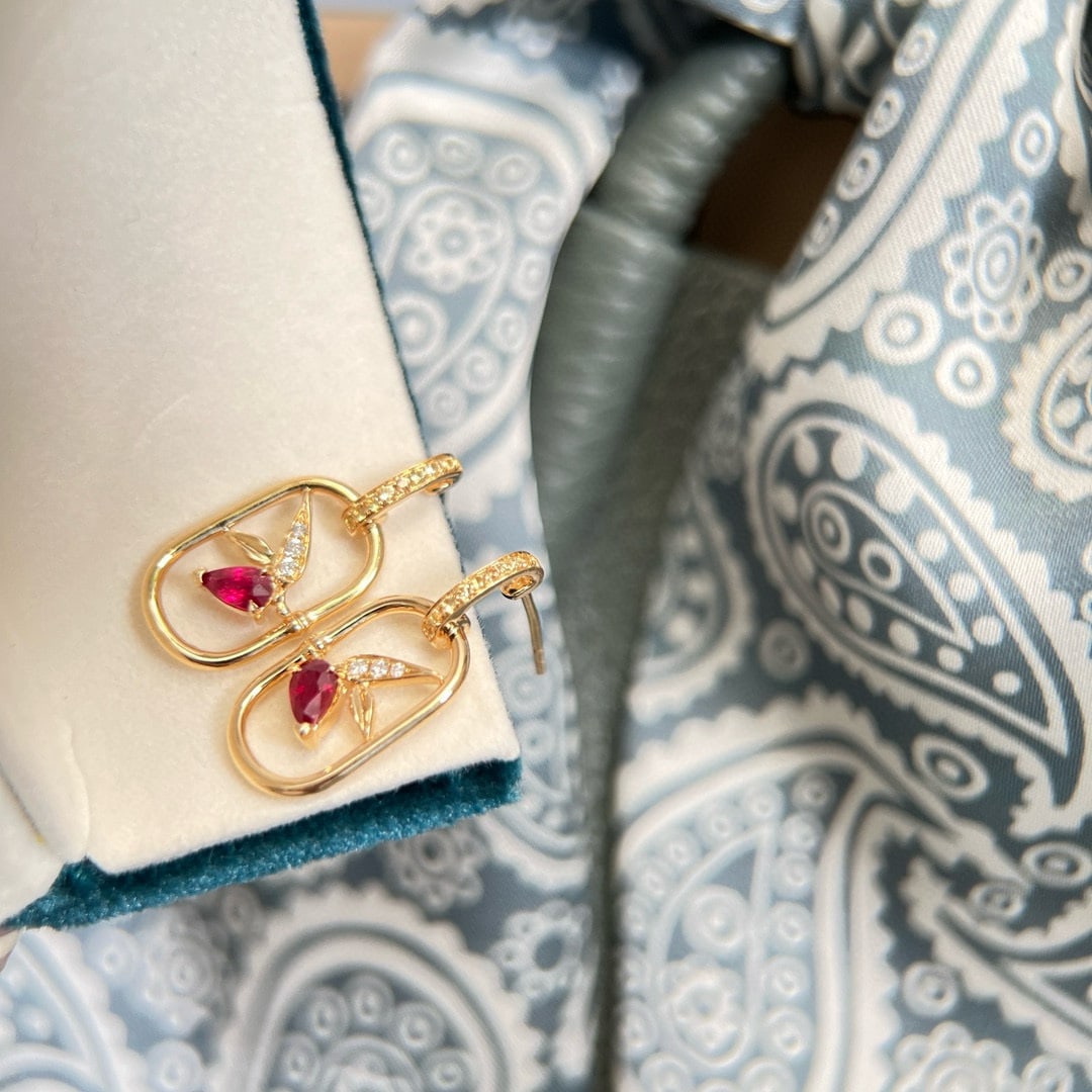 14k Gold 0.28 Ctw Vivid Red Natural Ruby & Diamond Earrings: Ref:230948274 // gold content:14k gold // main gemstone:ruby // shape:pear // carat weight:0. 24ct // color:vivid red // treatment:natural // // adjacent gemstone 2 : diamond // shape:round //