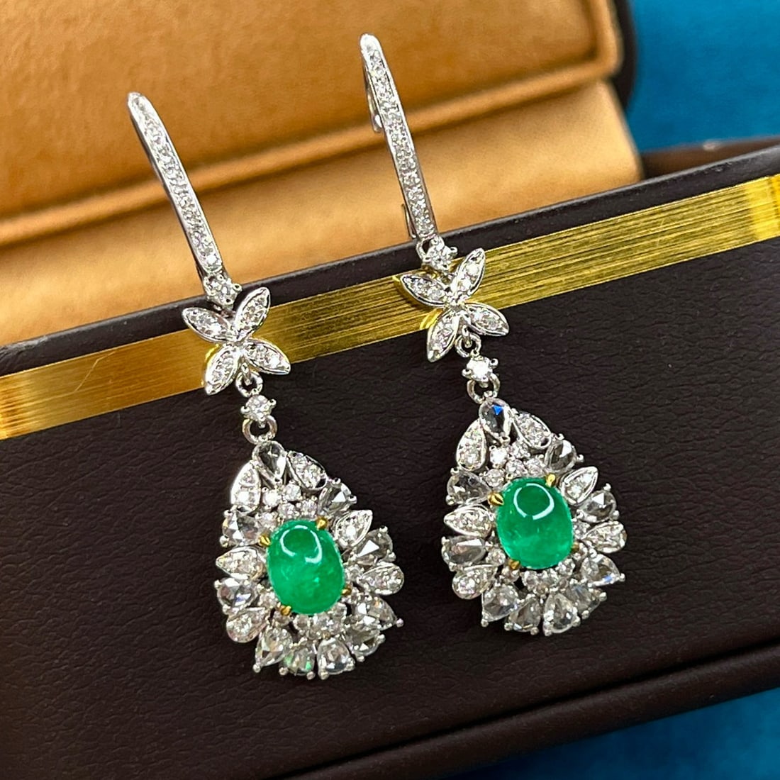 14k Gold 1.98 Ctw Vivid Green Natural Emerald & Diamond Earrings: Ref:230948283 // gold content:14k gold // main gemstone:emerald // shape:oval // carat weight:1. 06ct // color:vivid green // treatment:natural // // adjacent gemstone 2 : diamond // shape:multiply //