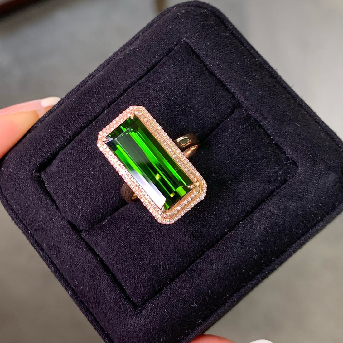 14k Gold 5.96 Ct Natural Tourmaline & Diamond Ring: Ref:230948287 // gold content:14k gold // ring size:7. 25us // // main gemstone:tourmaline // shape:octagonal // carat weight:5. 96ct // color:green // treatment:natural // // adjacent gemstone 2 : di
