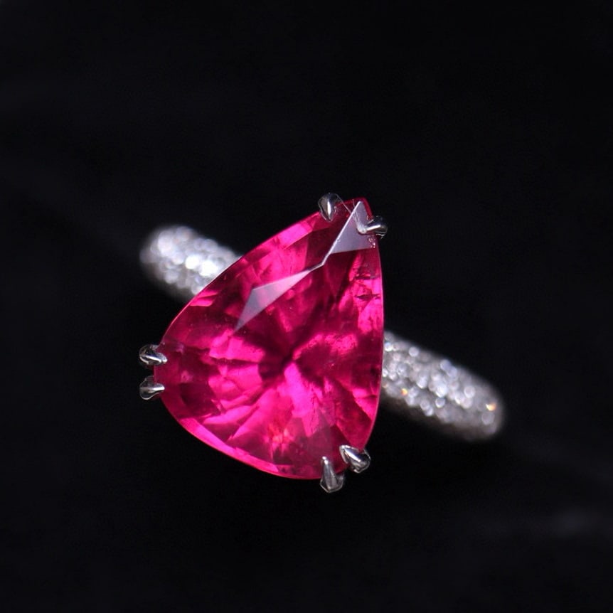 14k Gold 5 Ct Natural Tourmaline & Diamond Ring: Ref:230948310 // gold content:14k gold // ring size:7. 25us // // main gemstone:tourmaline // shape:pear // carat weight:5ct // color:red // treatment:natural // // adjacent gemstone 2 : diamond // nu