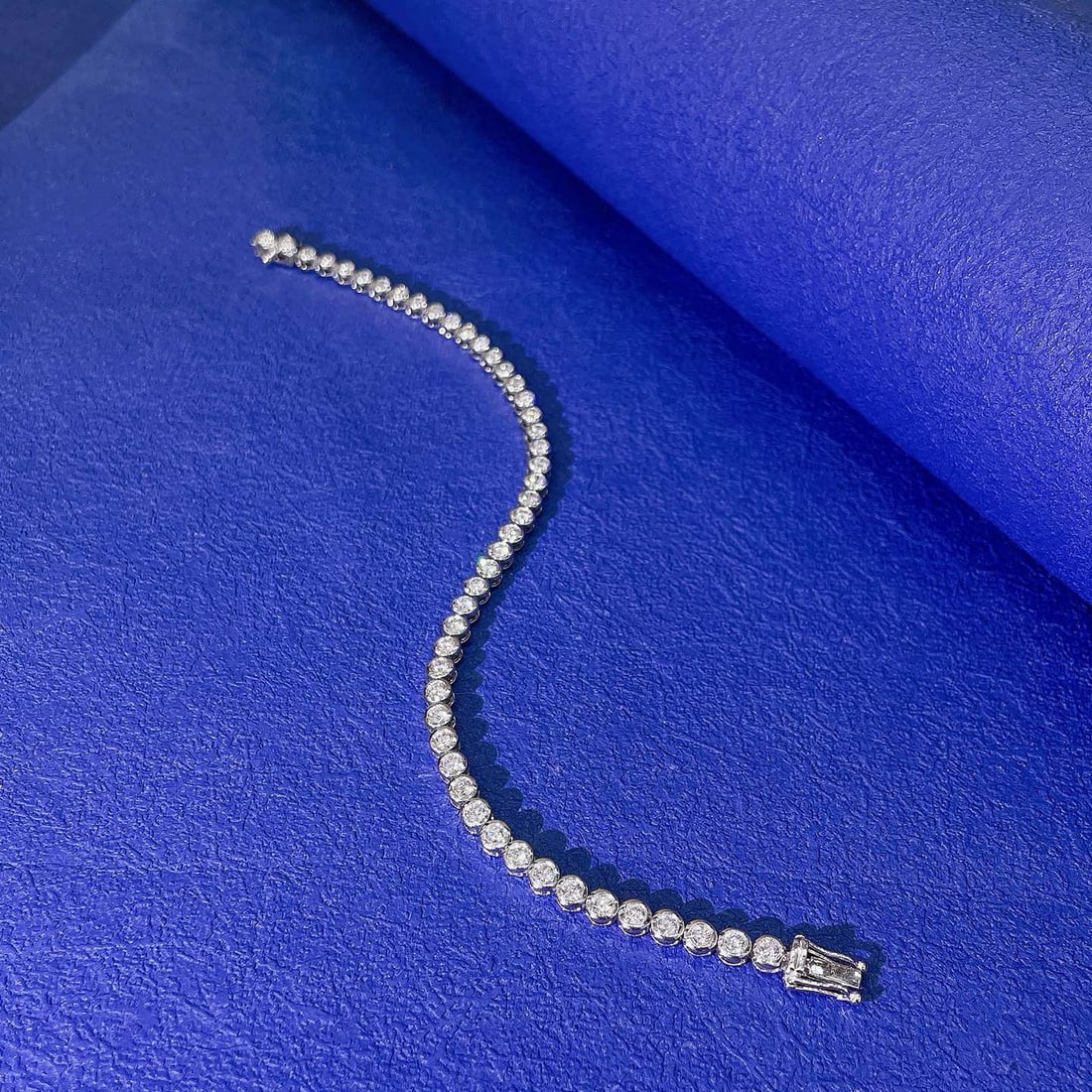 14k Gold 1.69 Ct Natural H Diamond Bracelet: Ref:230948333 // gold content:14k gold // main gemstone:diamond // shape:round // carat weight:1. 69ct // clarity grade:vs-si // color:h // treatment:natural // cut grade:g // Condition: NewLow