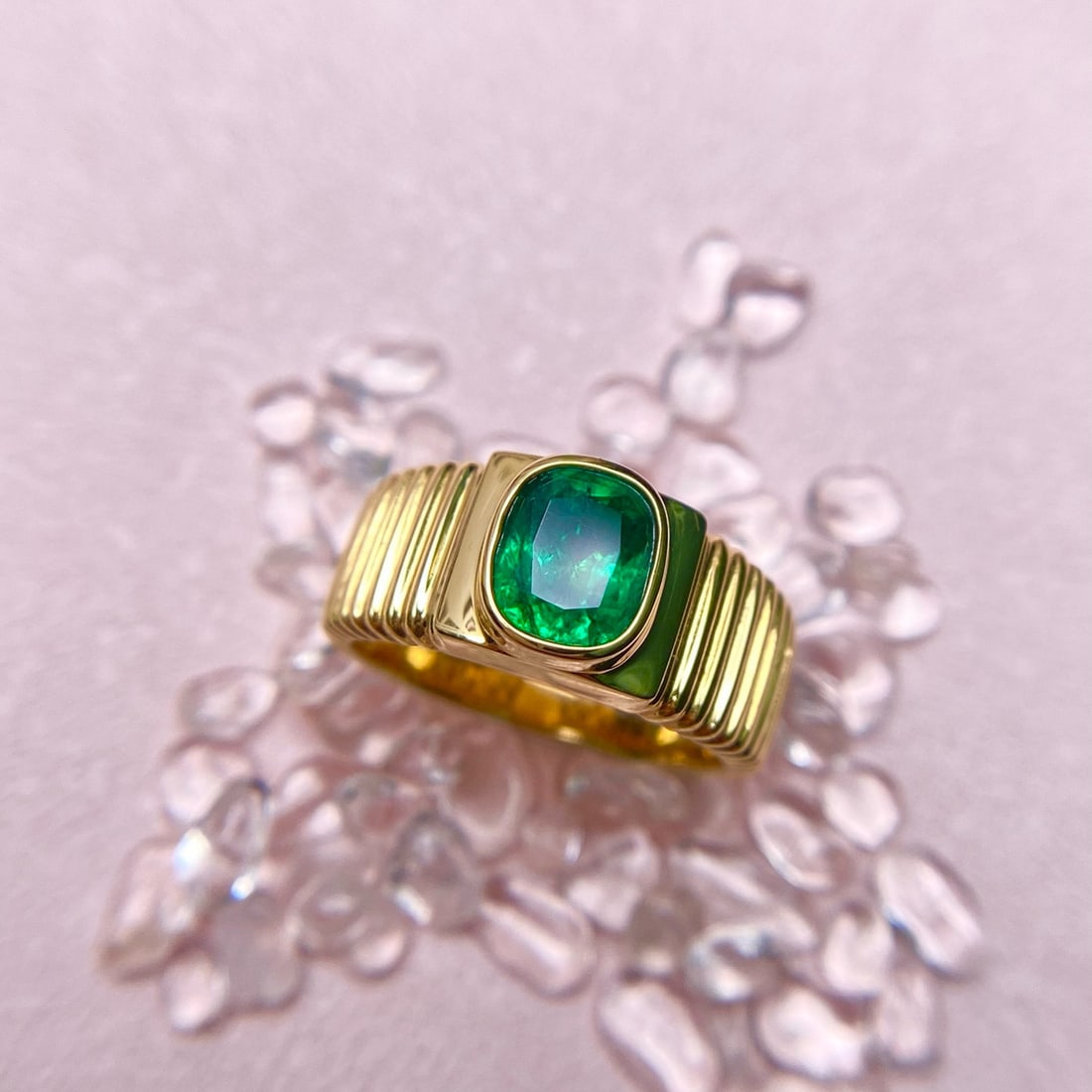 14k Gold 1.58 Ct Vivid Green Natural Emerald Ring: Ref:230948334 // gold content:14k gold // ring size:7. 25us // // main gemstone:emerald // shape:cushion // carat weight:1. 58ct // color:vivid green // treatment:natural // Condition: NewLow