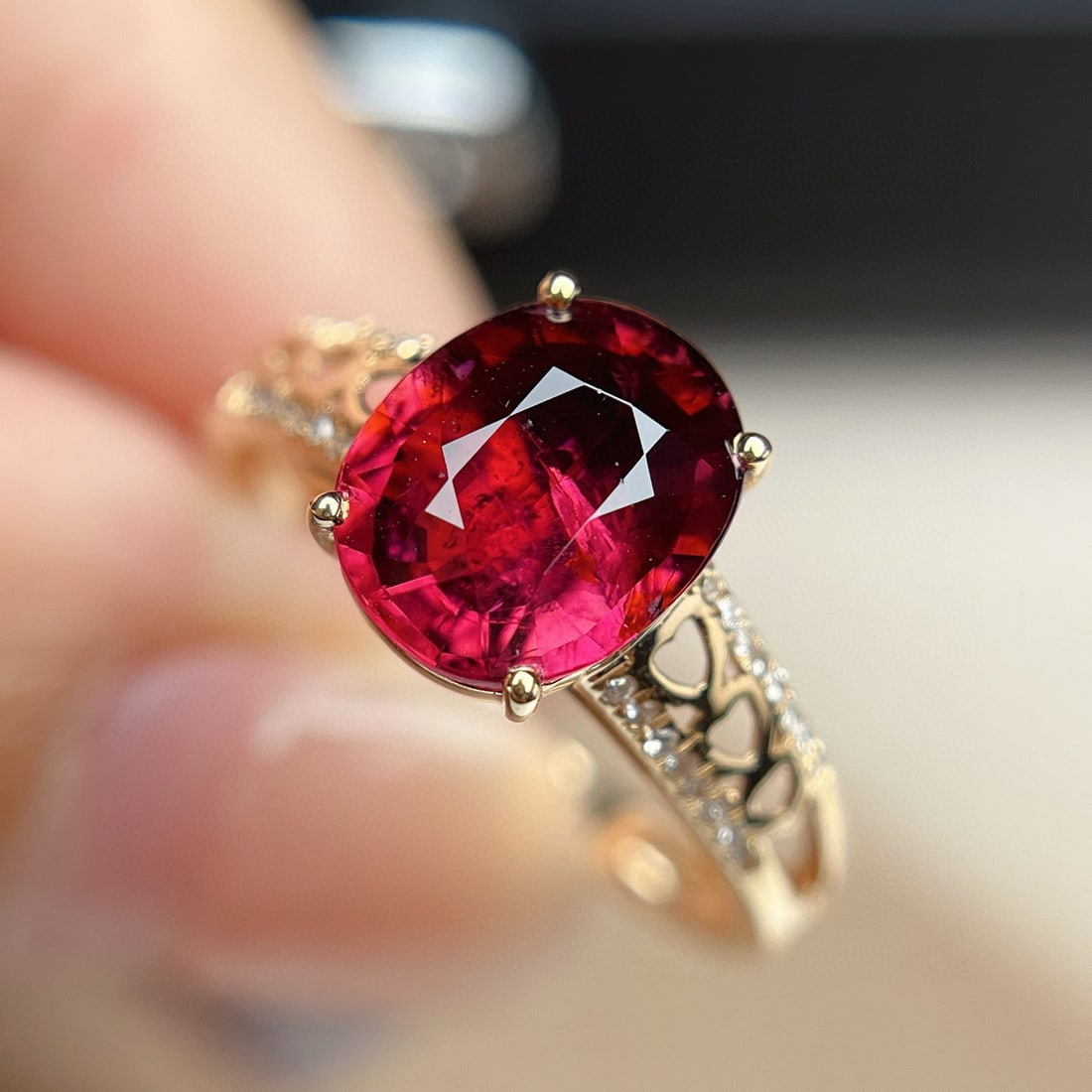 14k Gold 1.90 Ct Natural Tourmaline & Diamond Ring: Ref:230948344 // gold content:14k gold // ring size:7. 25us // // main gemstone:tourmaline // shape:oval // carat weight:1. 90ct // color:red // treatment:natural // // adjacent gemstone 2 : diamond /