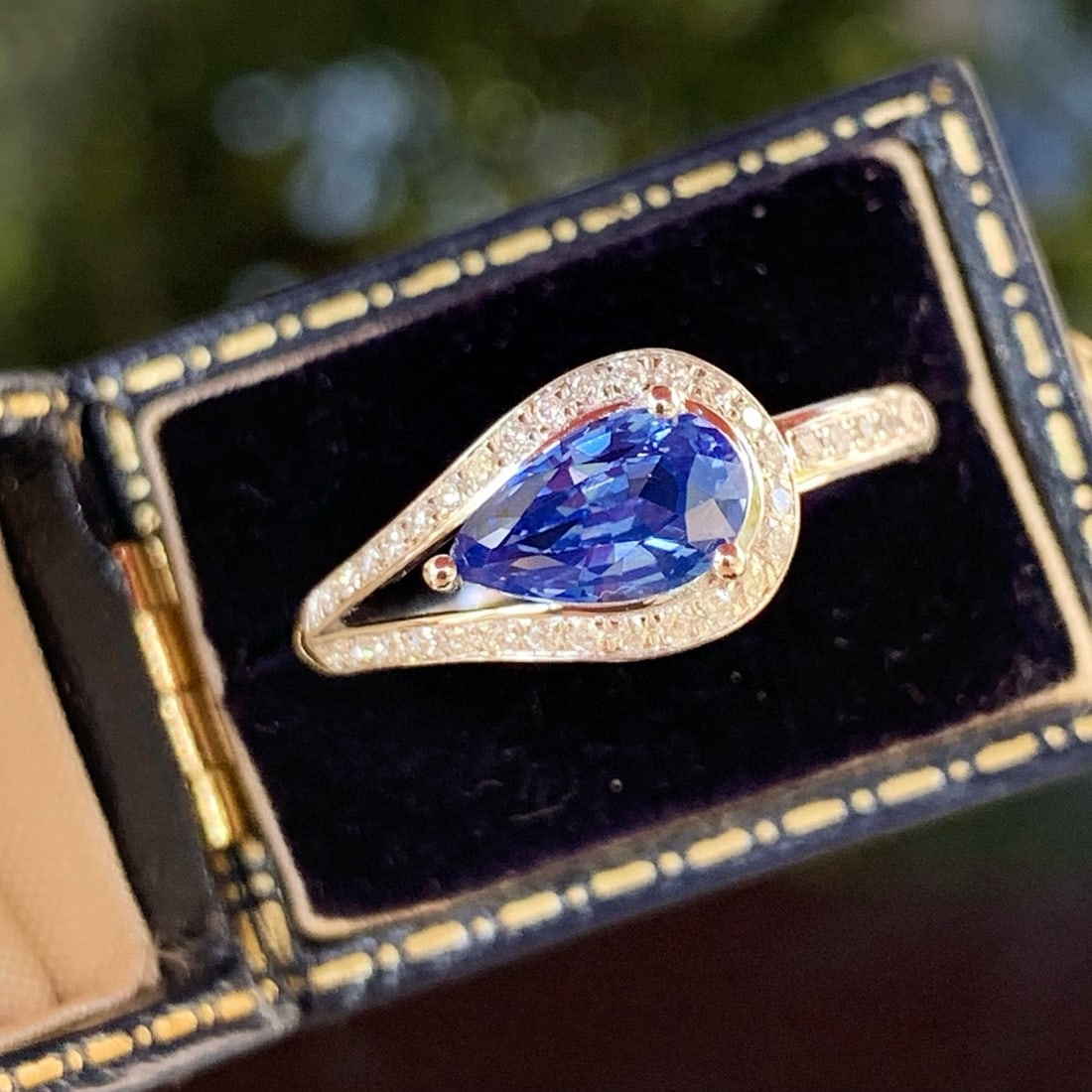 14k Gold 1.47 Ctw Natural Sapphire & Diamond Ring: Ref:230948348 // gold content:14k gold // ring size:7. 25us // // main gemstone:sapphire // shape:pear // carat weight:1. 28ct // color:cornflower blue // treatment:natural // // adjacent gemstone 2 :