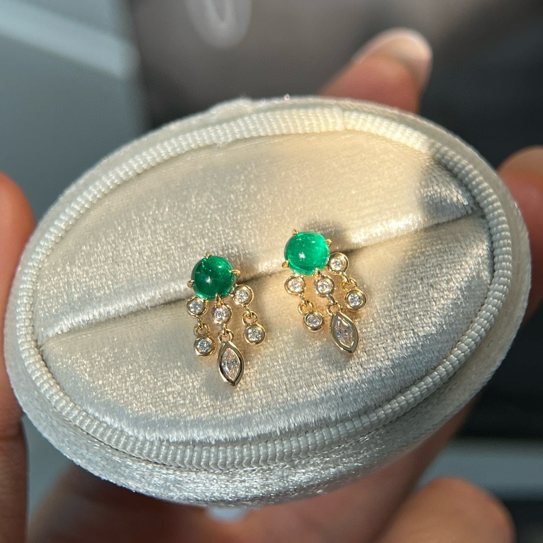 14k Gold 1.08 Ctw Vivid Green Natural Emerald & Diamond Earrings: Ref:230948361 // gold content:14k gold // main gemstone:emerald // shape:round // carat weight:0. 91ct // color:vivid green // treatment:natural // cut grade:g // // adjacent gemstone 2 : diamond