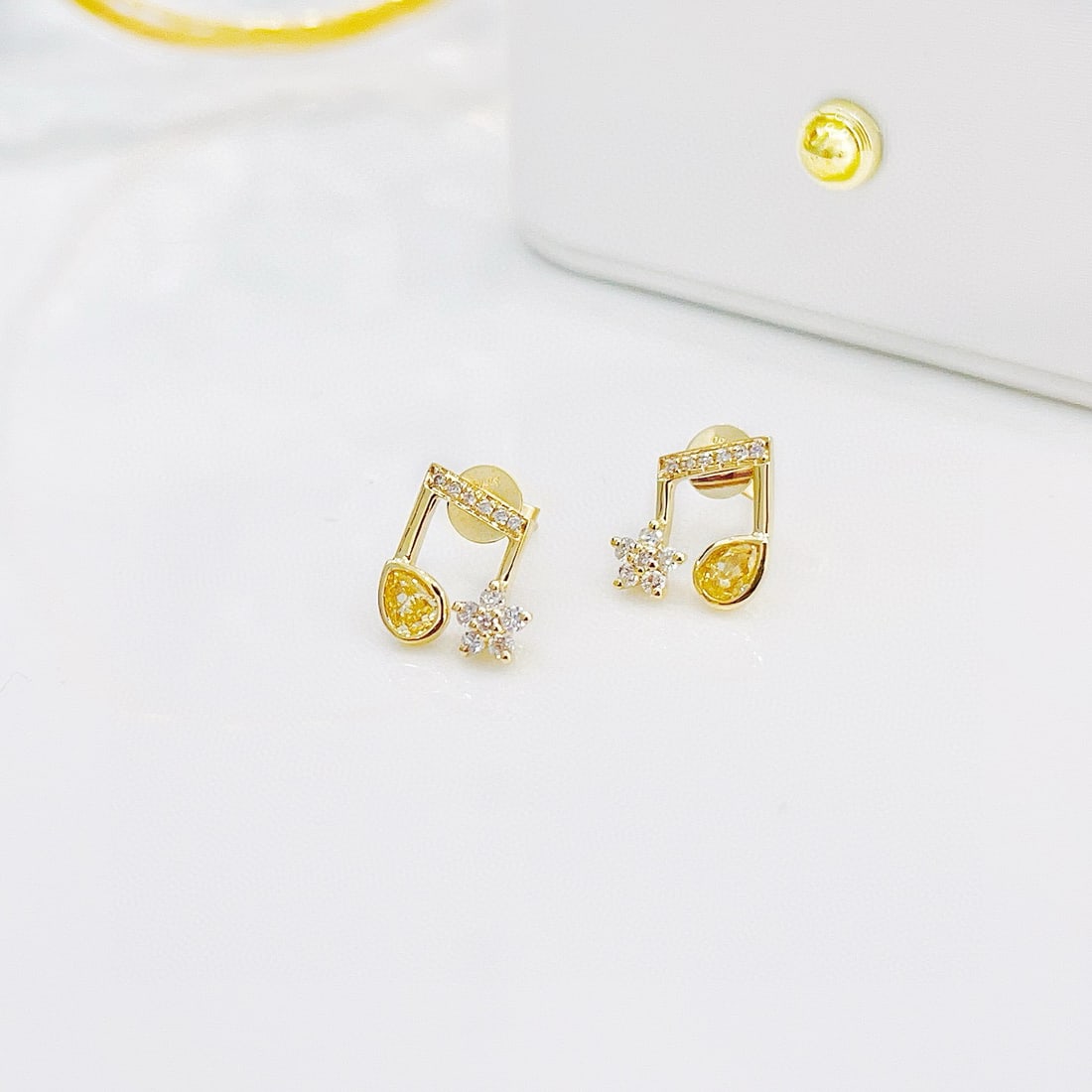 14k Gold 0.52 Ctw Natural Yellow Diamond & Diamond Earrings: Ref:230948370 // gold content:14k gold // main gemstone:yellow diamond // shape:pear // carat weight:0. 34ct // color:yellow // treatment:natural // // adjacent gemstone 2 : diamond // shape:round
