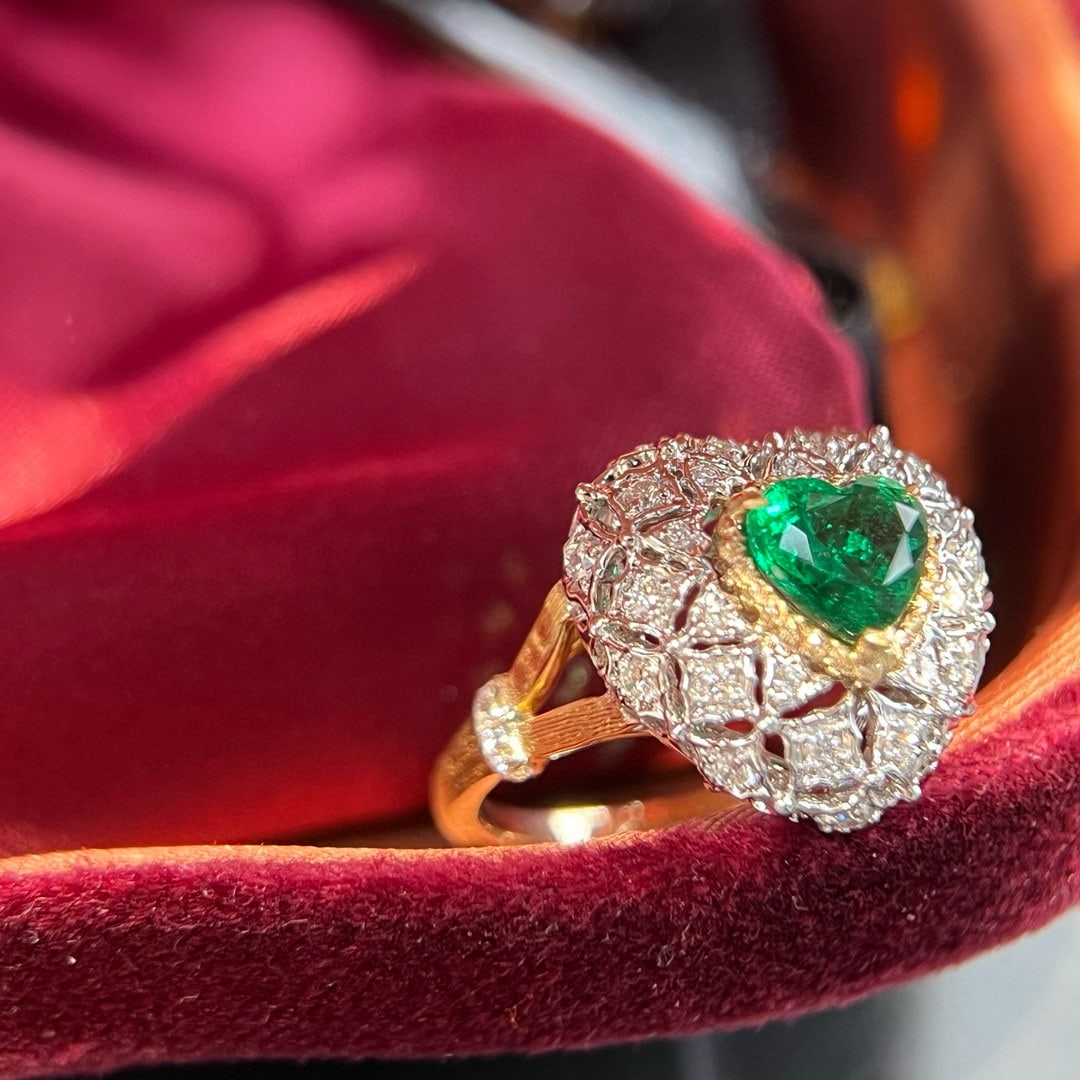 14k Gold 1.36 Ctw Vivid Green Natural Emerald & Diamond Ring: Ref:230948373 // gold content:14k gold // ring size:7. 25us // // main gemstone:emerald // shape:heart // carat weight:1. 05ct // color:vivid green // treatment:natural // // adjacent gemstone 2 :