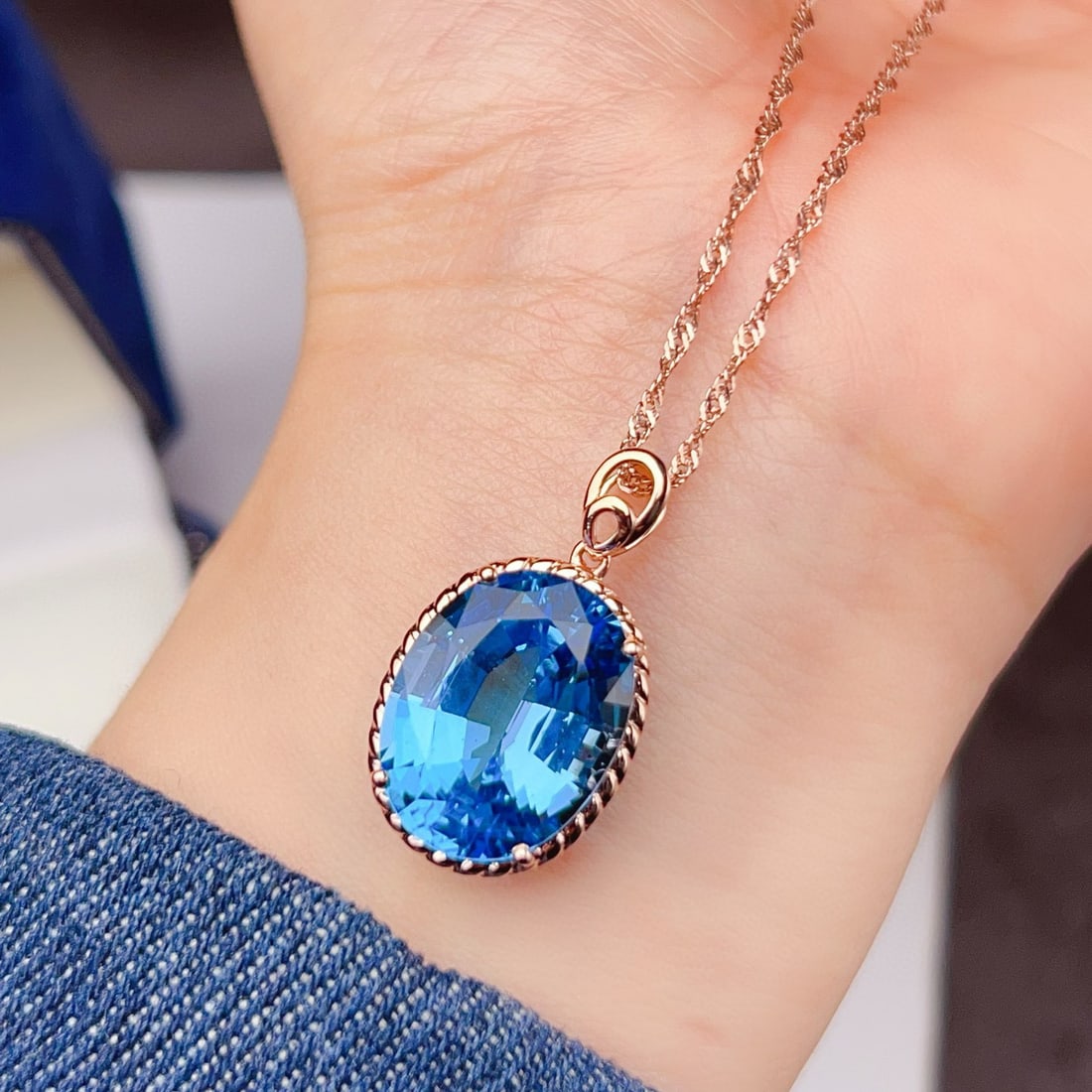 14k Gold 13.95 Ct Natural Topaz Pendant( Without Chain ): Ref:230948375 // gold content:14k gold // main gemstone:topaz // shape:oval // carat weight:13. 95ct // color:blue // treatment:natural // Low Estimate: 2600 High Estimate: 4000 Condition: New