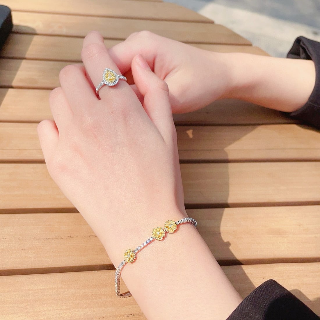 14k Gold 2.61 Ctw Natural Yellow Diamond & Diamond Bracelet: Ref:230948385 // gold content:14k gold // main gemstone:yellow diamond // shape:pear // carat weight:1. 08ct // color:yellow // treatment:natural // // adjacent gemstone 2 : diamond // shape:round