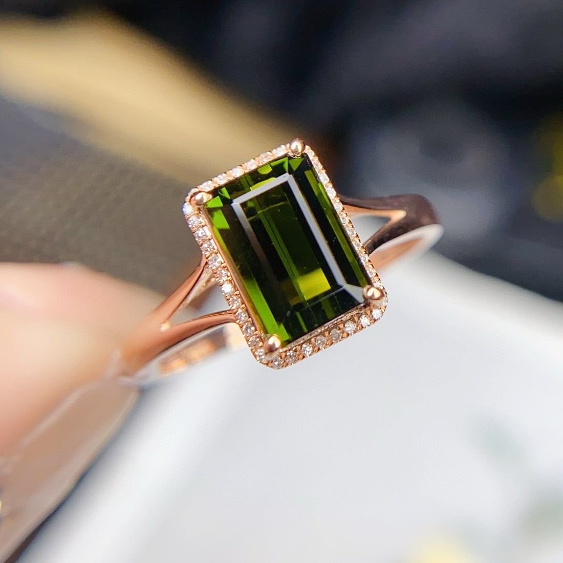 14k Gold 2.88 Ct Natural Tourmaline & Diamond Ring: Ref:230948390 // gold content:14k gold // ring size:7. 25us // // main gemstone:tourmaline // shape:octagonal // carat weight:2. 88ct // color:green // treatment:natural // // adjacent gemstone 2 : di