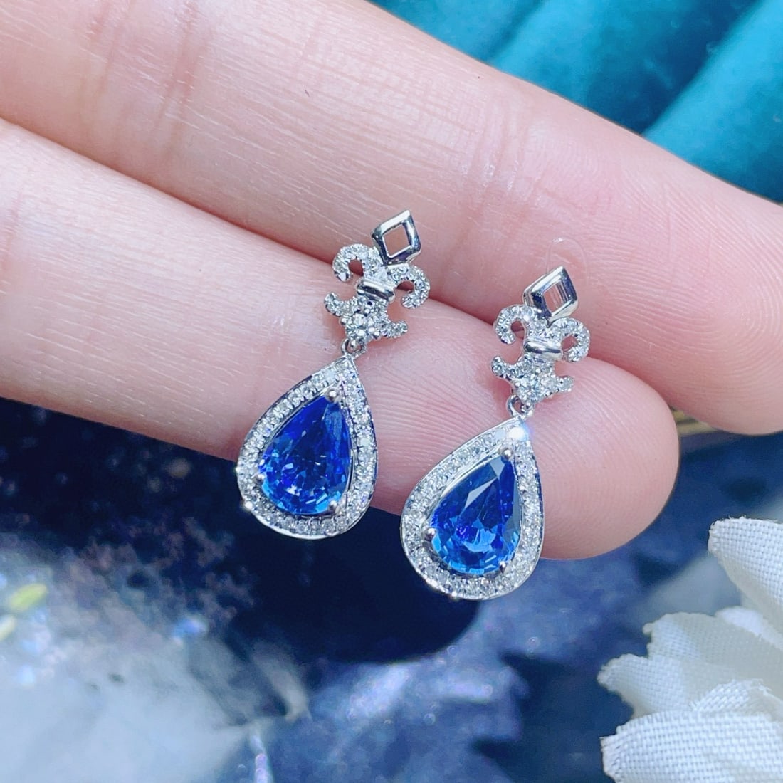 14k Gold 2.1 Ct Natural Sapphire & Diamond Earrings: Ref:230948403 // gold content:14k gold // main gemstone:sapphire // shape:pear // carat weight:2. 1ct // color:blue // treatment:natural // // adjacent gemstone 2 : diamond // number of stones:90 // s