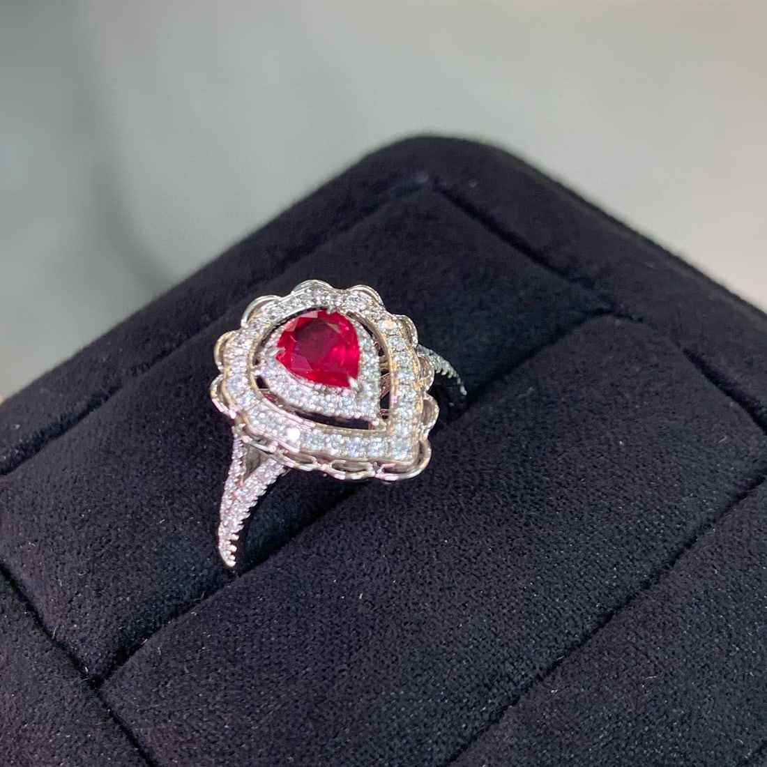 14k Gold 0.90 Ctw Natural Ruby & Diamond Ring: Ref:230948404 // gold content:14k gold // ring size:7. 25us // // main gemstone:ruby // shape:pear // carat weight:0. 54ct // color:pigeonblood red // treatment:natural // // adjacent gemstone 2 : dia
