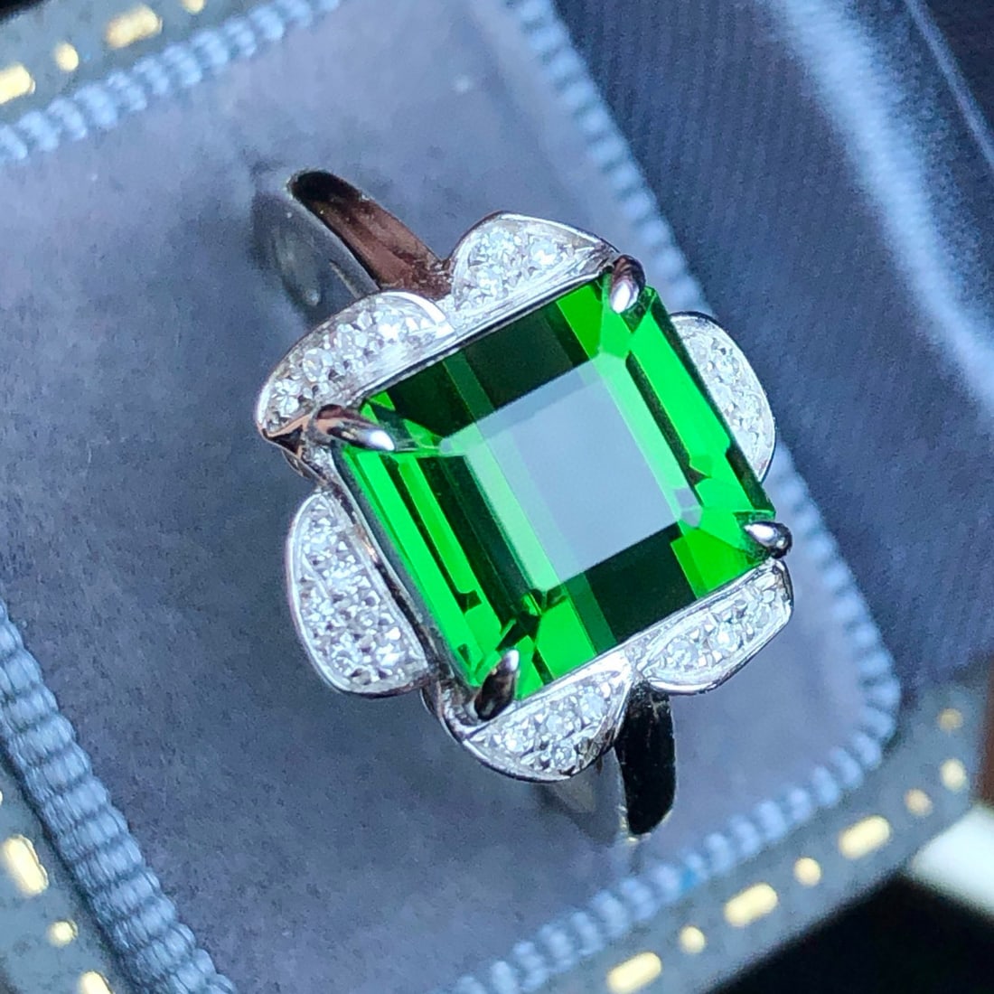 14k Gold 3.45 Ct Natural Tourmaline & Diamond Ring: Ref:230948413 // gold content:14k gold // ring size:7. 25us // // main gemstone:tourmaline // shape:octagonal // carat weight:3. 45ct // color:green // treatment:natural // // adjacent gemstone 2