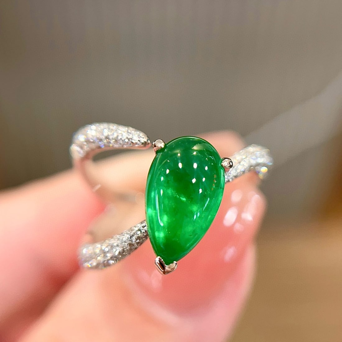 14k Gold 3.03 Ctw Vivid Green Natural Emerald & Diamond Ring: Ref:230948416 // gold content:14k gold // ring size:7. 25us // // main gemstone:emerald // shape:pear // carat weight:2. 60ct // color:vivid green // treatment:natural // // adjacent gemstone 2 :