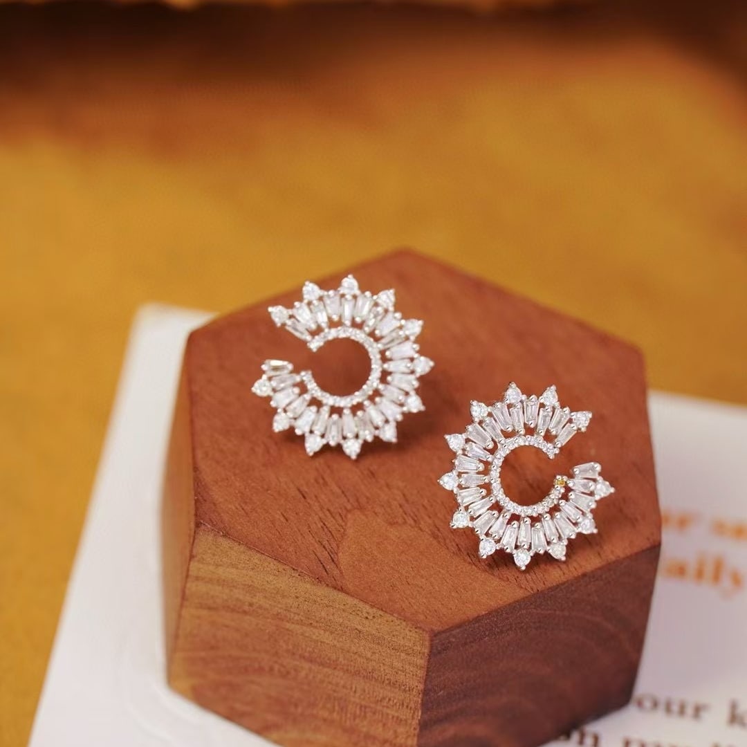 14k Gold 0.9 Ct Natural H Diamond Earrings: Ref:230948418 // gold content:14k gold // main gemstone:diamond // shape:multiply // carat weight:0. 9ct // clarity grade:vs-si // color:h // treatment:natural // Condition: NewLow Estimate: