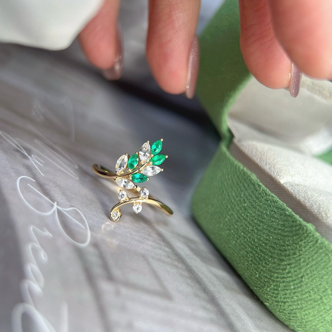 14k Gold 0.20 Ct Natural Emerald & Diamond Ring: Ref:230948420 // gold content:14k gold // ring size:7. 25us // // main gemstone:emerald // shape:marquise // carat weight:0. 20ct // color:green // treatment:natural // // adjacent gemstone 2 : diamon