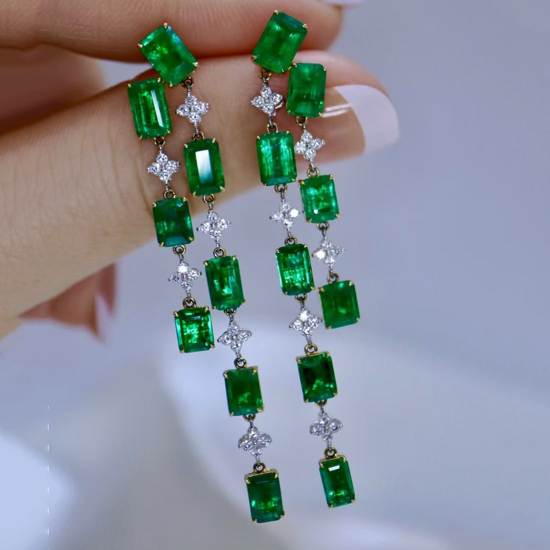 14k Gold 8.16 Ctw Vivid Green Natural Emerald & Diamond Earrings: Ref:230949001 // gold content:14k gold // main gemstone:emerald // shape:octagonal // carat weight:7. 58ct // color:vivid green // treatment:natural // // adjacent gemstone 2 : diamond // shape:round