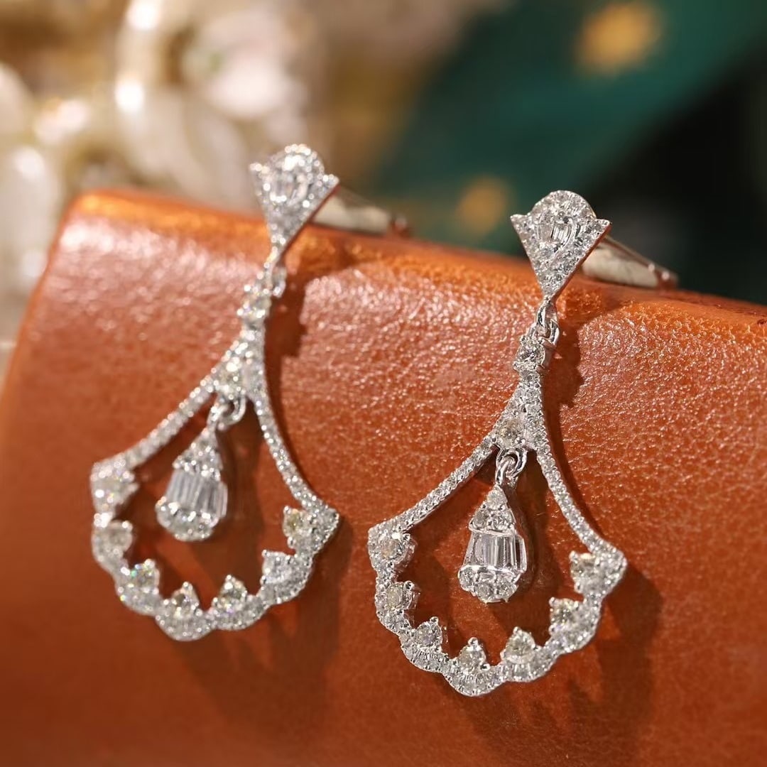 14k Gold 0.66 Ct Natural H Diamond Earrings: Ref:230949016 // gold content:14k gold // main gemstone:diamond // shape:multiply // carat weight:0. 66ct // clarity grade:vs-si // color:h // treatment:natural // Condition: New Low Estimate: 40000.