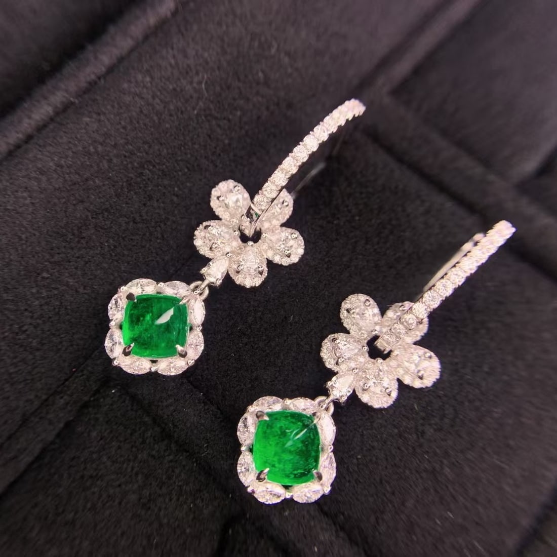 14k Gold 3.16 Ctw Vivid Green Natural Emerald & Diamond Earrings: Ref:230949068 // gold content:14k gold // main gemstone:emerald // shape:suger-loaf // carat weight:1. 5ct // color:vivid green // treatment:natural // // adjacent gemstone 2 : diamond // shape:multip