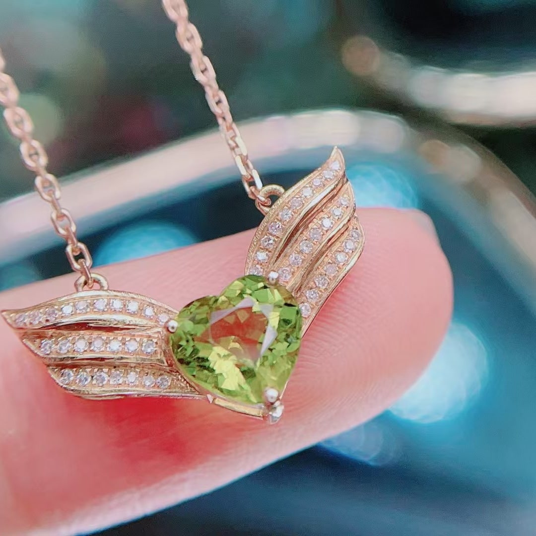 14k Gold 1.95 Ct Natural Tourmaline & Diamond Necklace: Ref:230949081 // gold content:14k gold // main gemstone:tourmaline // shape:heart // carat weight:1. 95ct // color:green // treatment:natural // // adjacent gemstone 2 : diamond // shape:round // clar